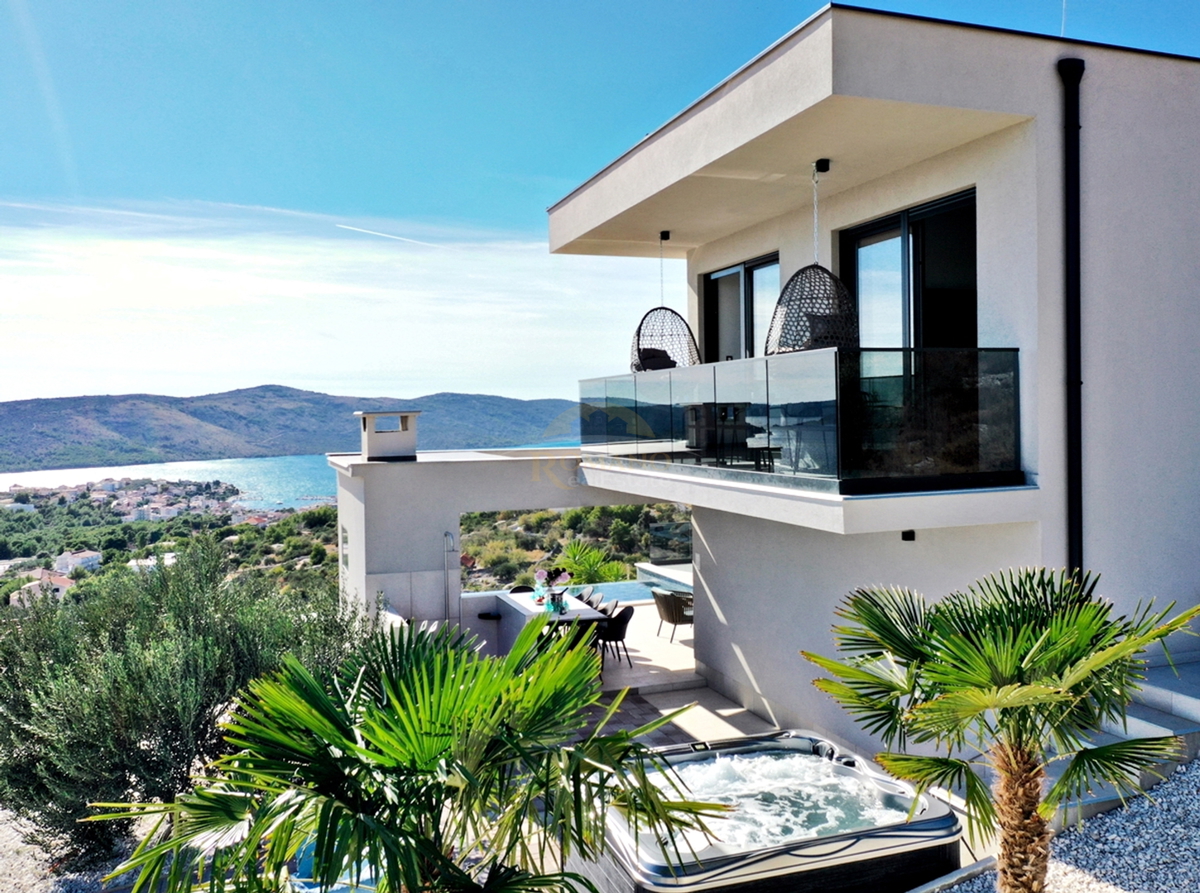 Villa esclusiva a Seget Gornji in un ambiente tranquillo e silenzioso con una splendida vista panoramica